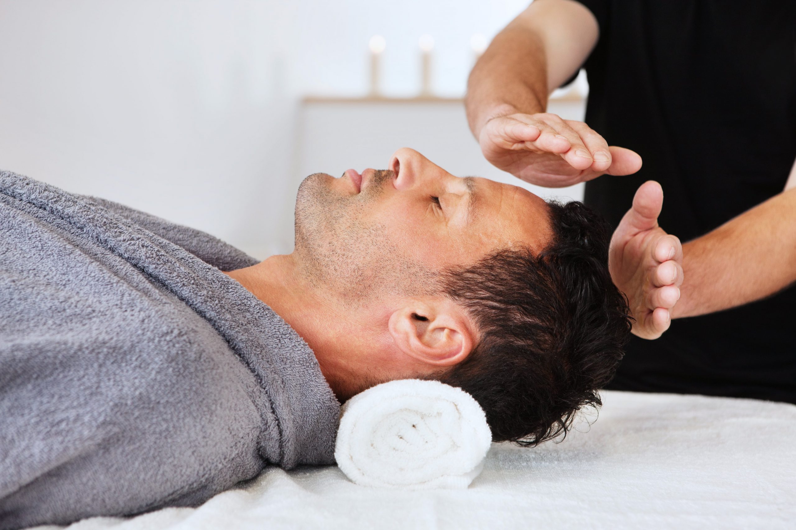 Practitioner Providing Reiki Healing Services | CalmNest